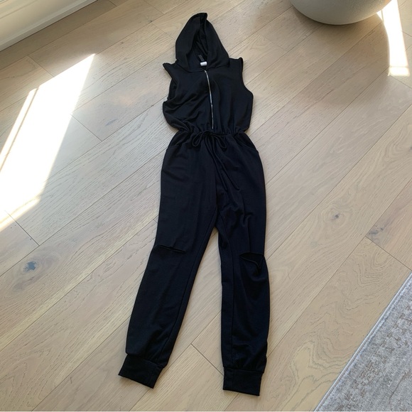 Black catsuit hooded ripped knees - romper - Picture 2 of 7